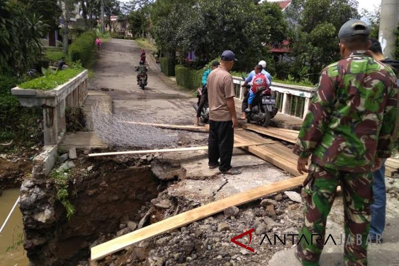 Jembatan penghubung antardesa di Sukaresmi Cianjur ambles