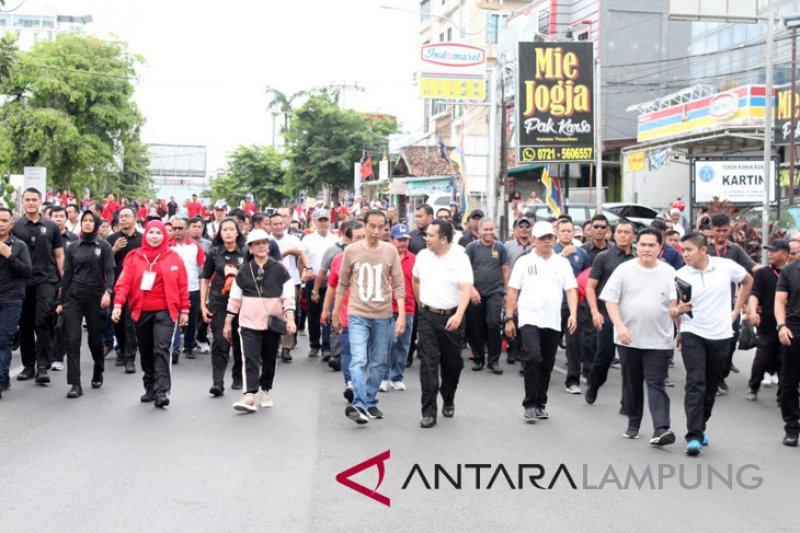 Jokowi jalan sehat bersama warga
