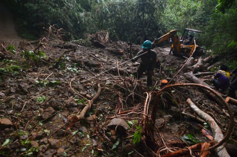 Terdampak banjir, ribuan warga dua desa di Tasikmalaya terisolasi