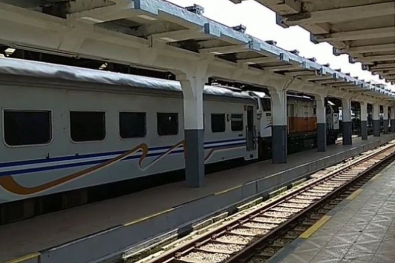 Perjalanan KA Bandung-Jakarta alami gangguan akibat anjloknya kereta kerja