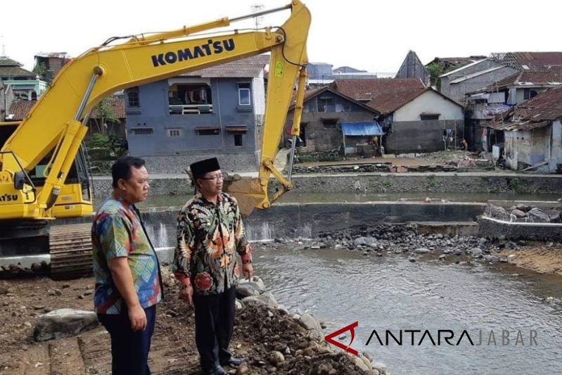 Sungai Cianjur dikeruk, antisipasi banjir