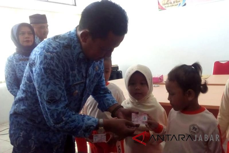 Disdukcapil Kota Cirebon bagikan 4.000 kartu identitas anak