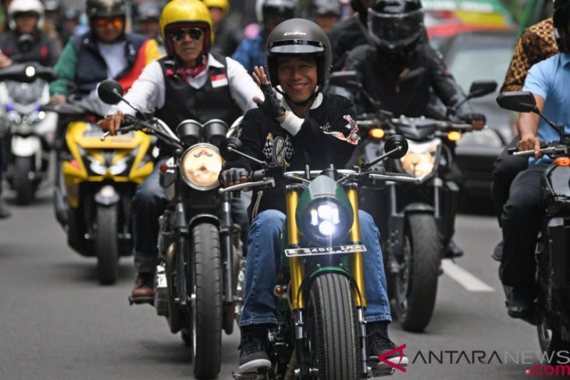 Presiden Jokowi Konvoi Bermotor Keliling Bandung