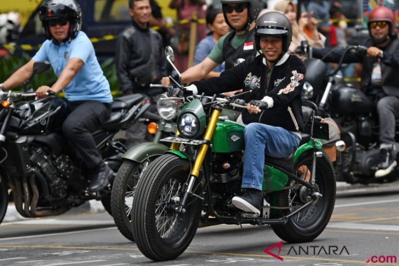 Presiden Jokowi Konvoi Bermotor Keliling Bandung
