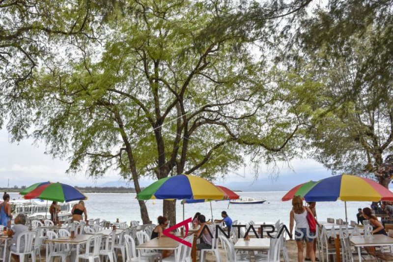 KUNJUNGAN WISATAWAN ASING KE GILI TRAWANGAN PASCAGEMPA