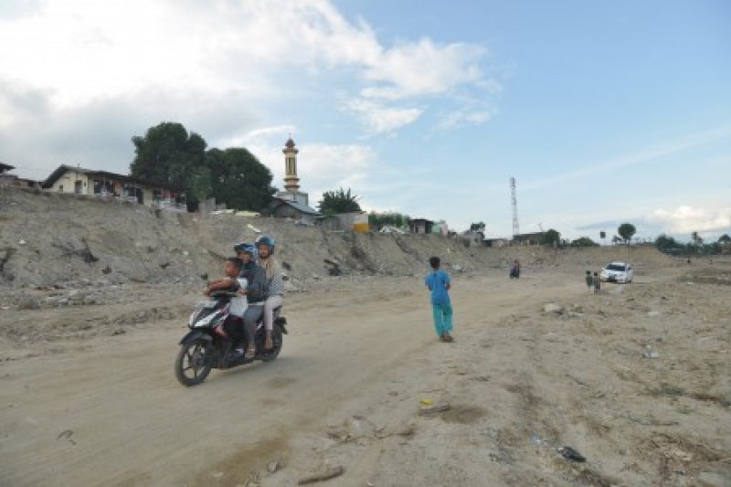 Pengendara lintasi lokasi likuifaksi