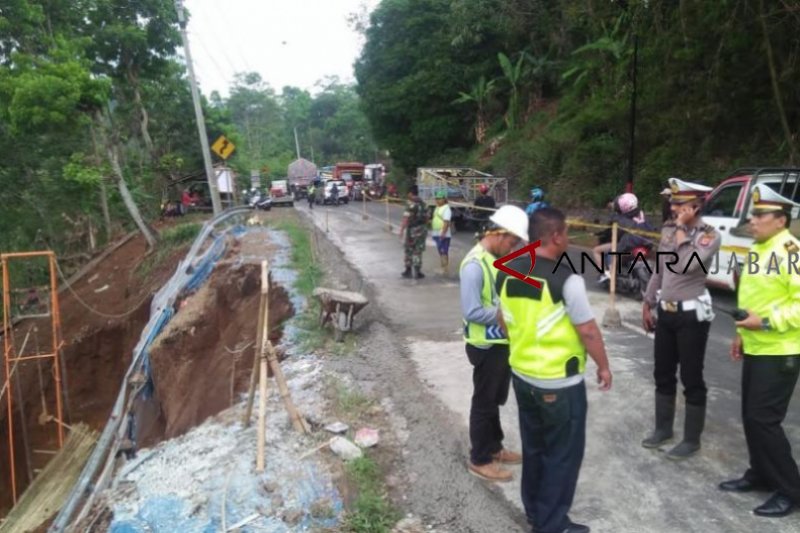 Jalur Gentong Tasikmalaya longsor,  polisi lakukan ini