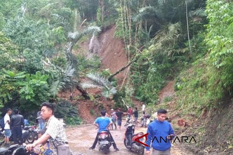 Jalan utama Bandung-Cianjur selatan terputus akibat longsor
