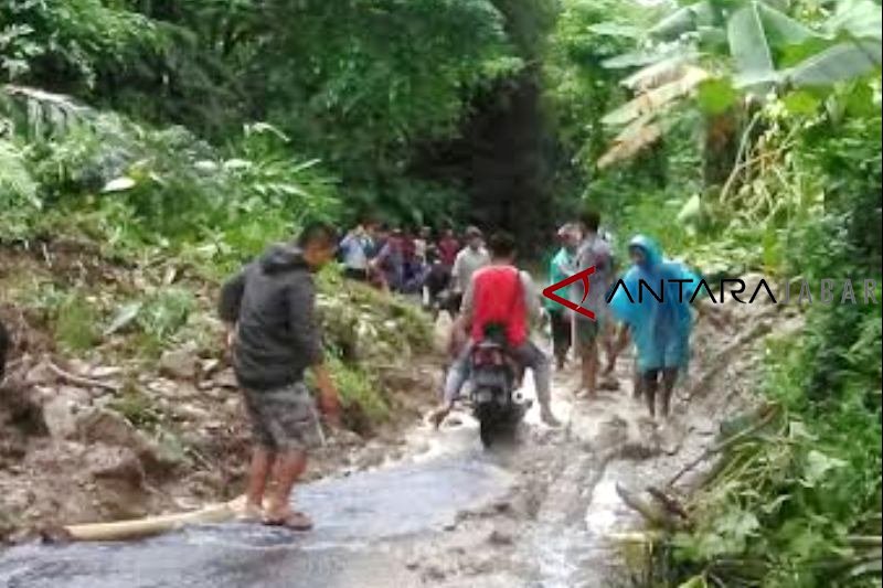 Jalan penghubung di Cianjur tertutup longsor