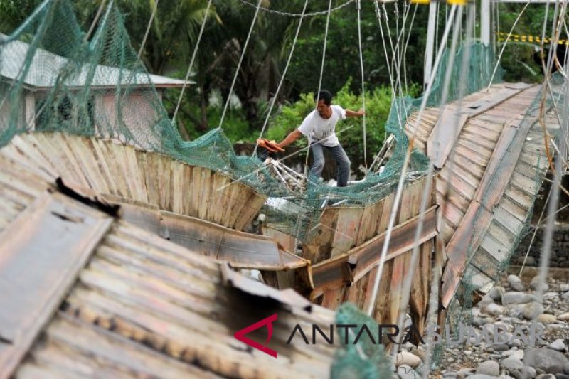 MELEWATI JEMBATAN RUSAK