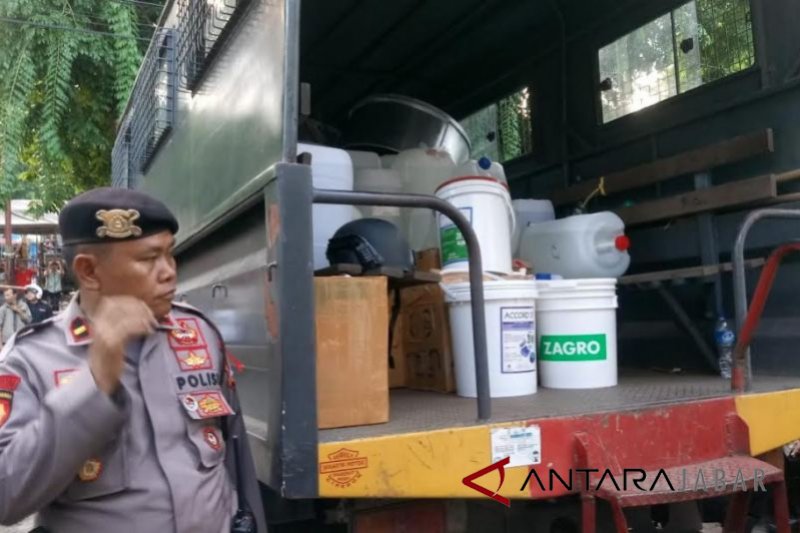 Polisi gerebek pabrik miras oplosan di Cirebon