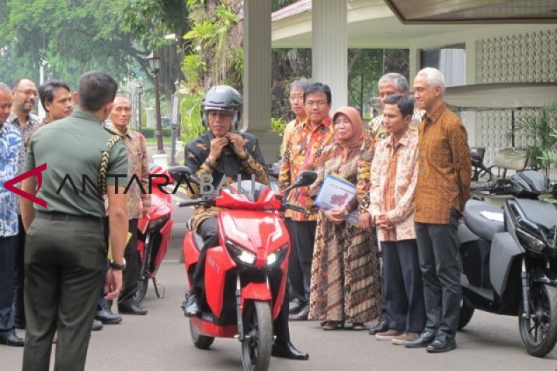 Motor listrik bertanda tangan Presiden dilelang di konser virtual