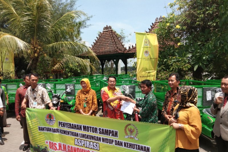 Kementerian LHK serahkan 30 motor sampah untuk DIY