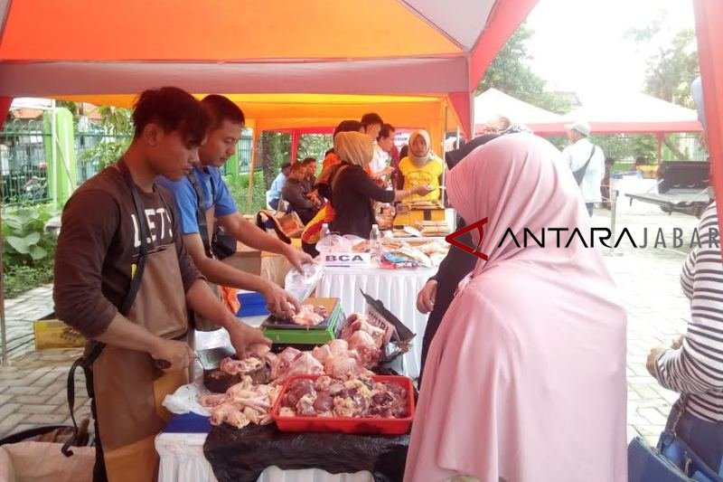 Pasar murah di Cirebon diserbu warga