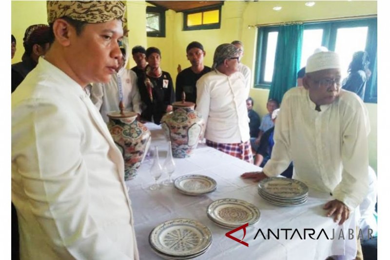 Keraton Kasepuhan gelar prosesi cuci piring Wali Songo