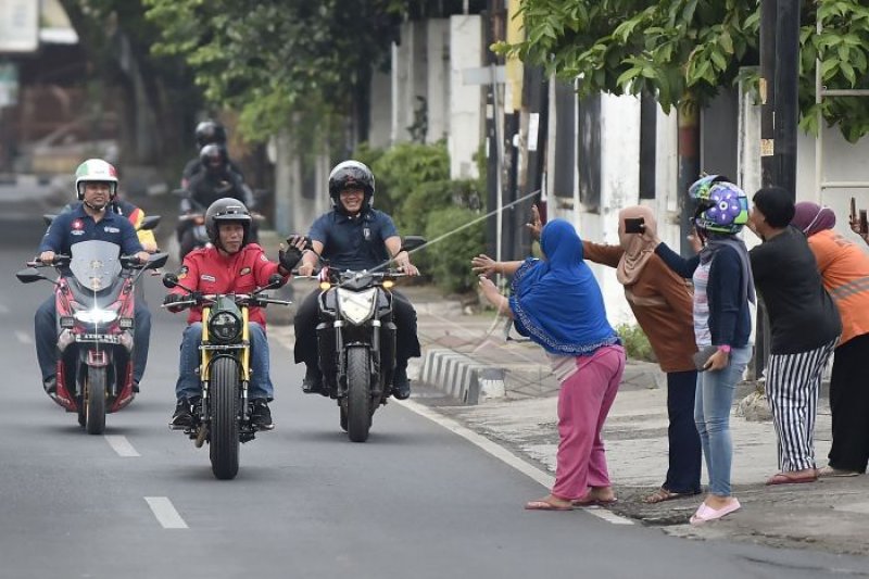 Presiden menggunakan motor tinjau pasar