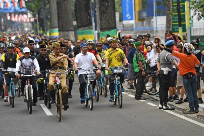 Berbaju pejuang kemerdekaan Presiden Jokowi kayuh sepeda ontel