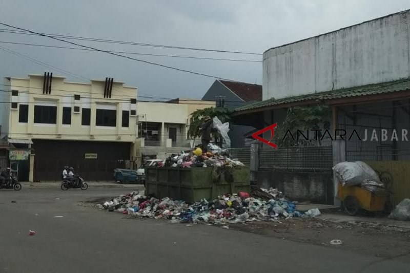 Sampah tidak terangkut, bau busuk menyebar di  jalanan Garut