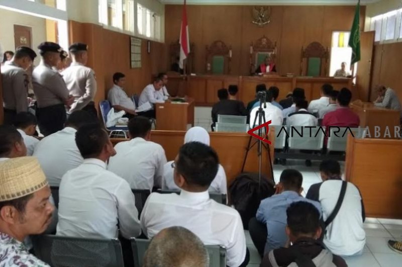 Tiga terdakwa pembakaran bendera dihukum penjara 10 hari