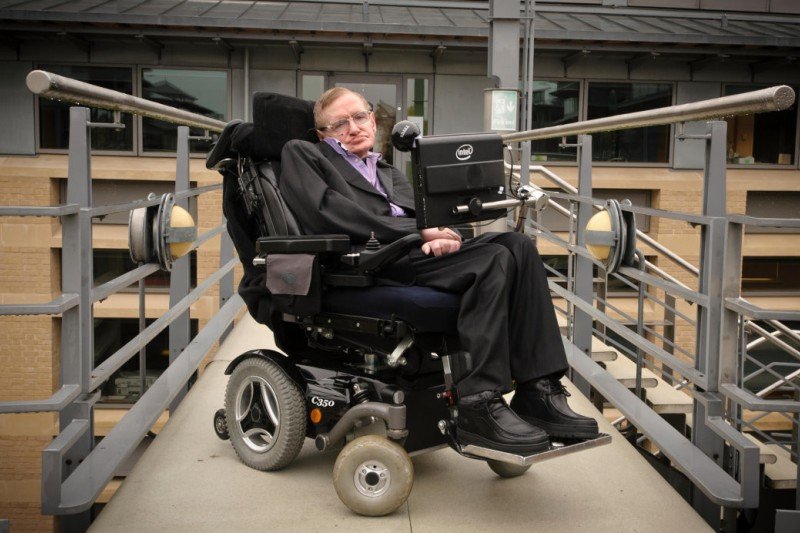 Wow! Kursi roda dan disertasi Stephen Hawking terjual Rp14,6 miliar