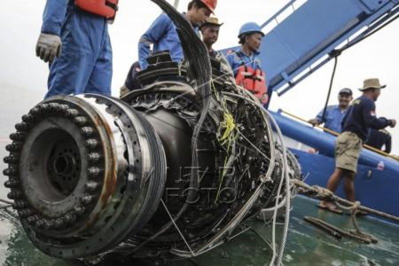 Evakuasi turbin pesawat Lion Air JT 610