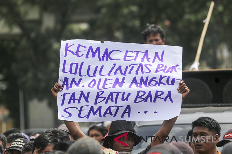 Unjuk Rasa Sopir Angkutan Batubara