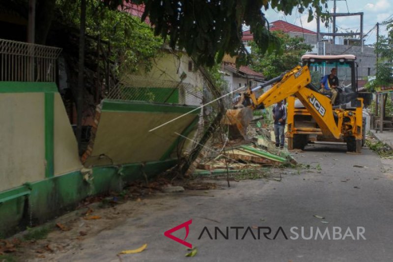 TEMBOK SEKOLAH ROBOH TEWASKAN DUA ORANG