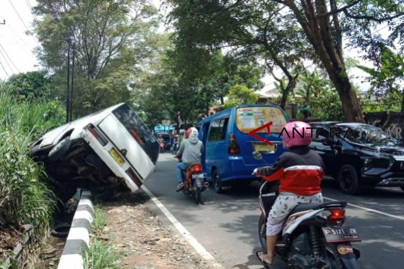 Angkutan umum Bogor-Cianjur terperosok