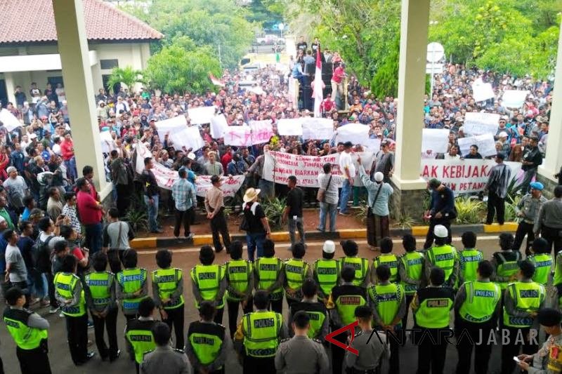 Ribuan petani KJA Cirata berunjuk rasa di DPRD Cianjur