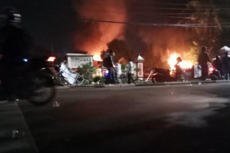 Polsek Ciracas dibakar, Pom TNI dan Polda selidiki dugaan oknum TNI terlibat