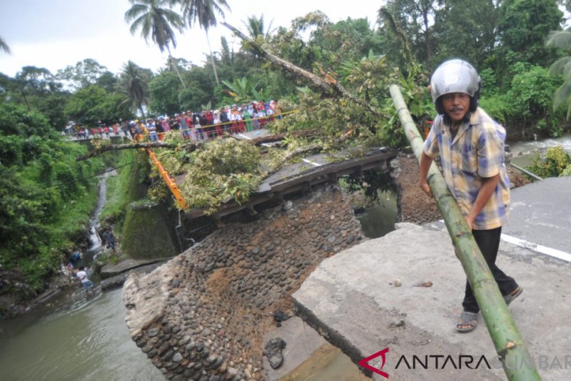 JEMBATAN JALAN PADANG - BUKITTINGGI AMBRUK