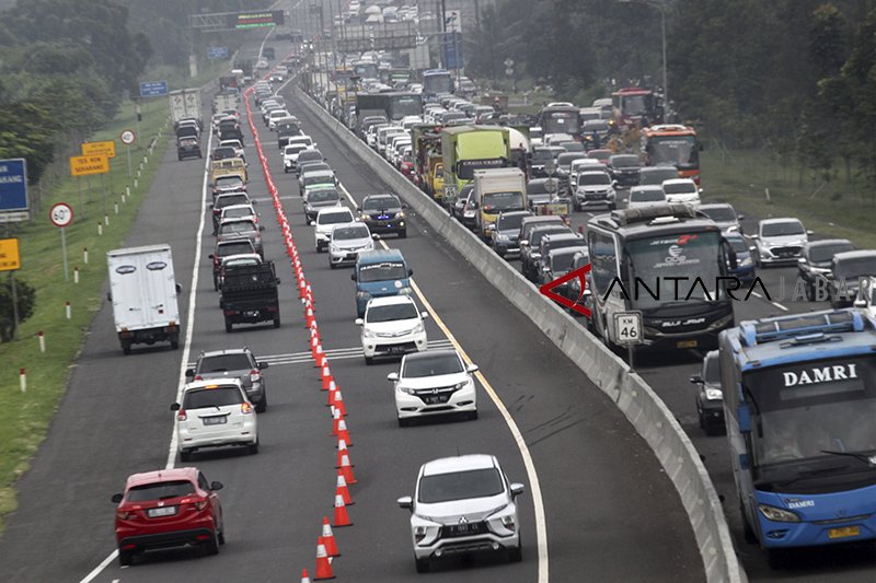 Volume kendaraan di Puncak Cianjur meningkat tajam