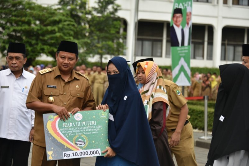 Apresiasi santri, Wagub Jabar serahkan hadiah MQK 2018