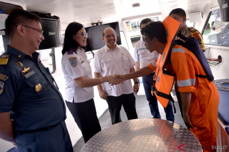 PENYERAHAN JAKET PELAMPUNG UNTUK PELAYARAN RAKYAT