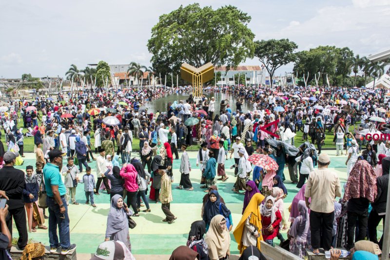 Unjuk rasa usai, giliran ASN bersihkan alun-alun Cianjur