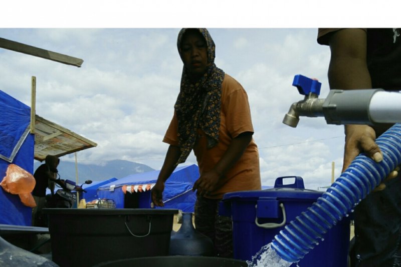 Pengungsi isi air bersih