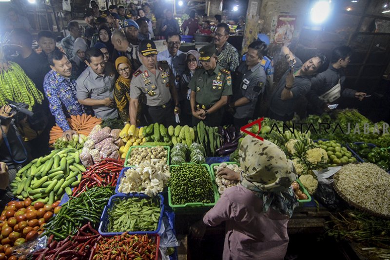 Ketersediaan bahan pokok di pasar Bandung aman, kenaikan harga wajar