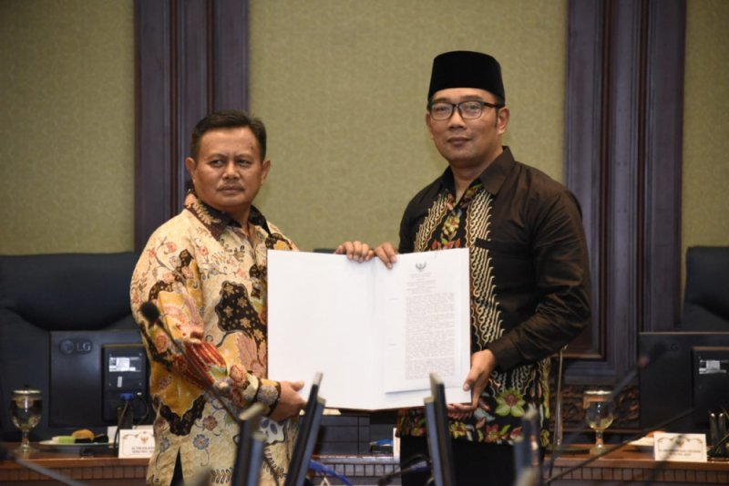 Ridwan Kamil serahkan formulir penunjukan Plt Bupati Cianjur dan Indamayu
