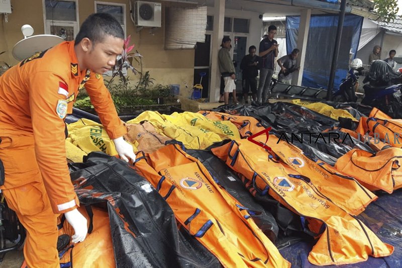 Korban meninggal dunia akibat tsunami Selat Sunda capai 397 orang.
