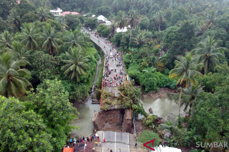 JEMBATAN JALAN PADANG - BUKITTINGGI  AMBRUK