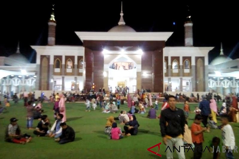 Masjid Islamic Center Indramayu jadi daya tarik pada malam Tahun Baru.