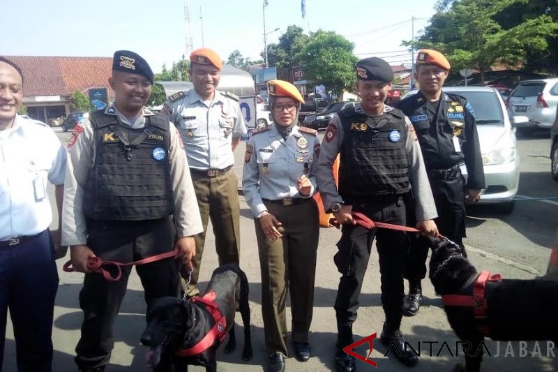 Anjing pelacak bahan peledak disiagakan di stasiun Cirebon