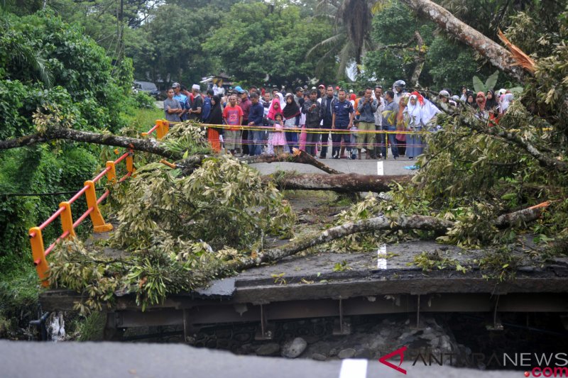 Jembatan Jalan Nasional Ambruk 