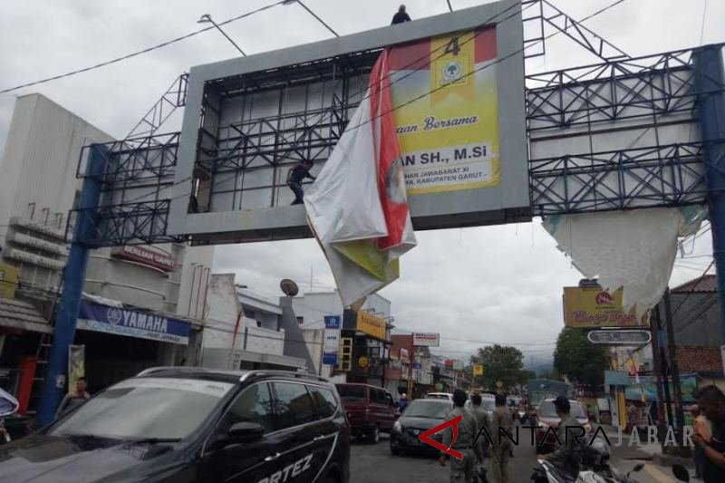 Bawaslu Garut tertibkan atribut kampanye politik