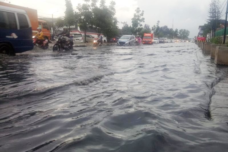 Jalur Bandung-Garut macet akibat banjir di kawasan Kahatex Sumedang