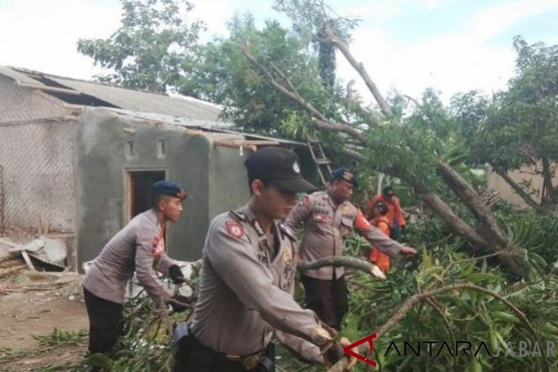 Tim gabungan Cirebon bersihkan rumah terdampak puting beliung