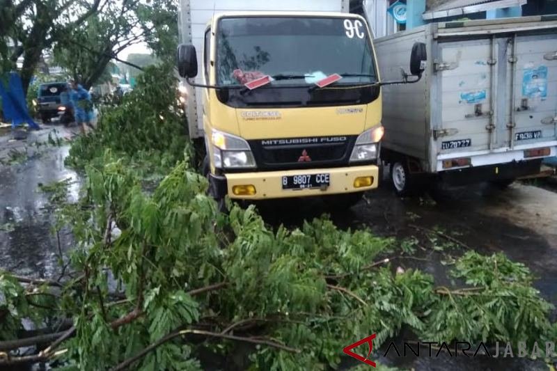 Puting beliung akibatkan ratusan rumah di Cianjur rusak