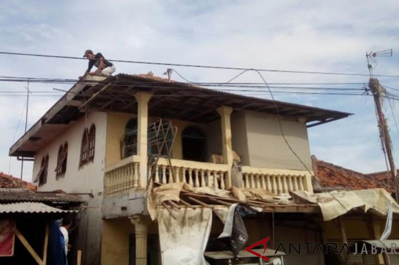 Warga Cirebon terdampak puting beliung bersihkan puing