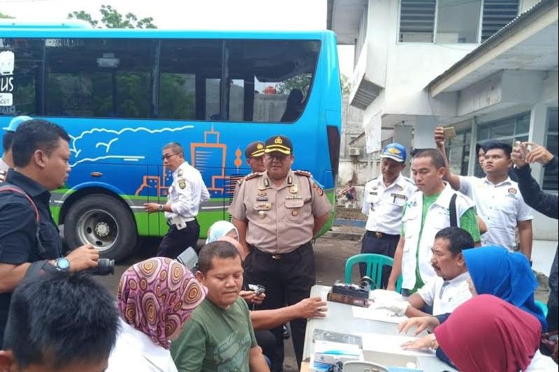 Polisi Indramayu tes urine pengemudi kendaraan umum