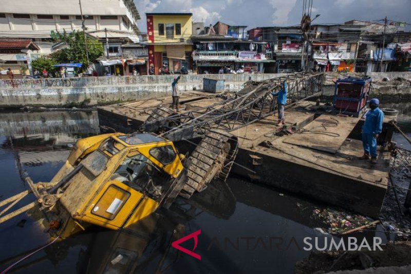 CRANE PEMBANGUNAN TURAP KALI SENTIONG AMBRUK